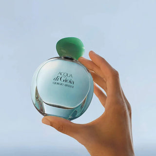 Acqua Di Gioia Eau de Parfum 100 ml – Giorgio Armani. Un parfum féminin frais et aquatique, aux notes de menthe, jasmin d’eau et bois de cèdre. Disponible sur la-barfumerie.com.
