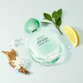 Acqua Di Gioia Eau de Parfum 100 ml – Giorgio Armani. Un parfum féminin frais et aquatique, aux notes de menthe, jasmin d’eau et bois de cèdre. Disponible sur la-barfumerie.com.