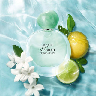 Acqua Di Gioia Eau de Parfum 100 ml – Giorgio Armani. Un parfum féminin frais et aquatique, aux notes de menthe, jasmin d’eau et bois de cèdre. Disponible sur la-barfumerie.com.