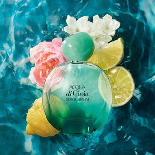 Acqua Di Gioia Eau de Parfum 100 ml – Giorgio Armani. Un parfum féminin frais et aquatique, aux notes de menthe, jasmin d’eau et bois de cèdre. Disponible sur la-barfumerie.com.