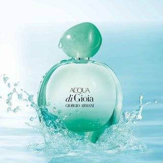 Acqua Di Gioia Eau de Parfum 100 ml – Giorgio Armani. Un parfum féminin frais et aquatique, aux notes de menthe, jasmin d’eau et bois de cèdre. Disponible sur la-barfumerie.com.