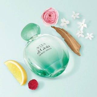 Acqua Di Gioia Eau de Parfum 100 ml – Giorgio Armani. Un parfum féminin frais et aquatique, aux notes de menthe, jasmin d’eau et bois de cèdre. Disponible sur la-barfumerie.com.