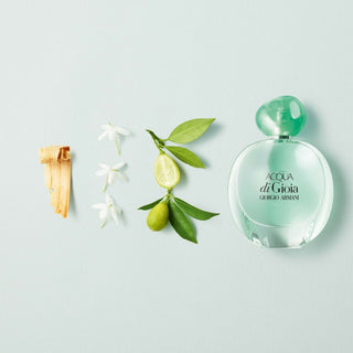 Acqua Di Gioia Eau de Parfum 100 ml – Giorgio Armani. Un parfum féminin frais et aquatique, aux notes de menthe, jasmin d’eau et bois de cèdre. Disponible sur la-barfumerie.com.