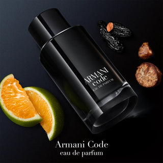 Armani Code Eau de Parfum : parfum homme chaud et élégant à la mandarine verte, muscade et fève tonka. Rechargeable. Disponible sur la-barfumerie.com.