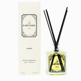 Notre parfum d'intérieur Jasmin- la barfumerie est délicatement atomisé pour se diffuser harmonieusement dans l'air, transformant votre espace en un havre de bonheur et de sérénité. Vivez une expérience olfactive unique et envoûtante qui embellira chaque instant.