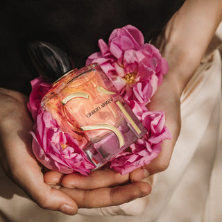 Sì Eau de Parfum – Giorgio Armani : parfum femme iconique au cassis, freesia, rose et bois blond. Élégant, puissant et raffiné. Disponible sur la-barfumerie.com.