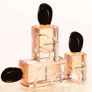 Sì Eau de Parfum – Giorgio Armani : parfum femme iconique au cassis, freesia, rose et bois blond. Élégant, puissant et raffiné. Disponible sur la-barfumerie.com.