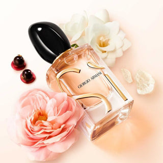 Sì Eau de Parfum – Giorgio Armani : parfum femme iconique au cassis, freesia, rose et bois blond. Élégant, puissant et raffiné. Disponible sur la-barfumerie.com.