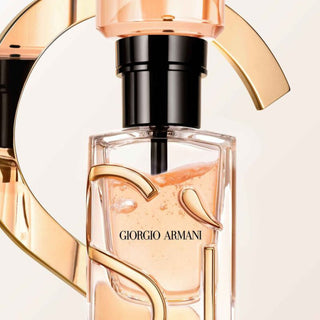 Sì Eau de Parfum – Giorgio Armani : parfum femme iconique au cassis, freesia, rose et bois blond. Élégant, puissant et raffiné. Disponible sur la-barfumerie.com.