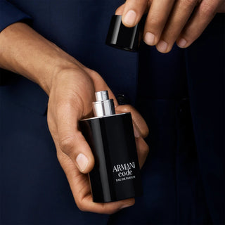 Armani Code Eau de Parfum : parfum homme chaud et élégant à la mandarine verte, muscade et fève tonka. Rechargeable. Disponible sur la-barfumerie.com.