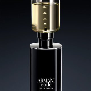 Armani Code Eau de Parfum : parfum homme chaud et élégant à la mandarine verte, muscade et fève tonka. Rechargeable. Disponible sur la-barfumerie.com.